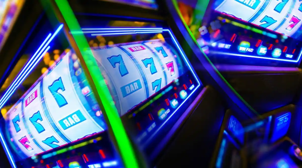 Advantages of Playing Slot Games Online