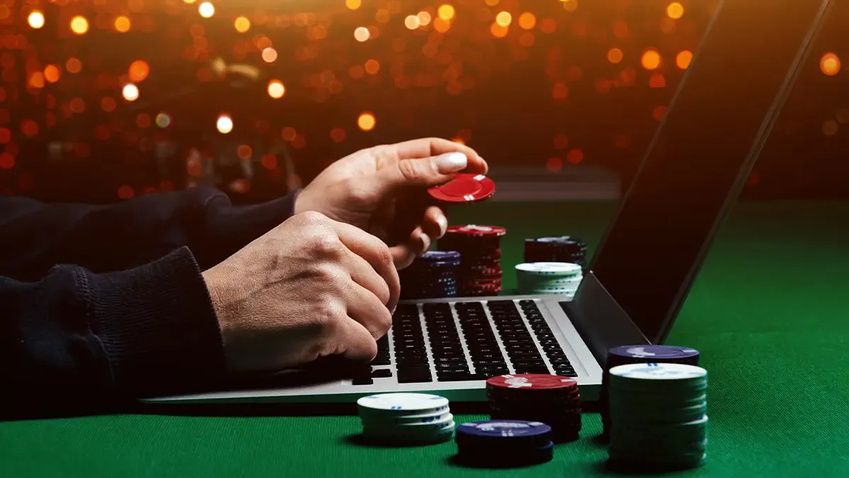7 Benefits of Playing Poker Online